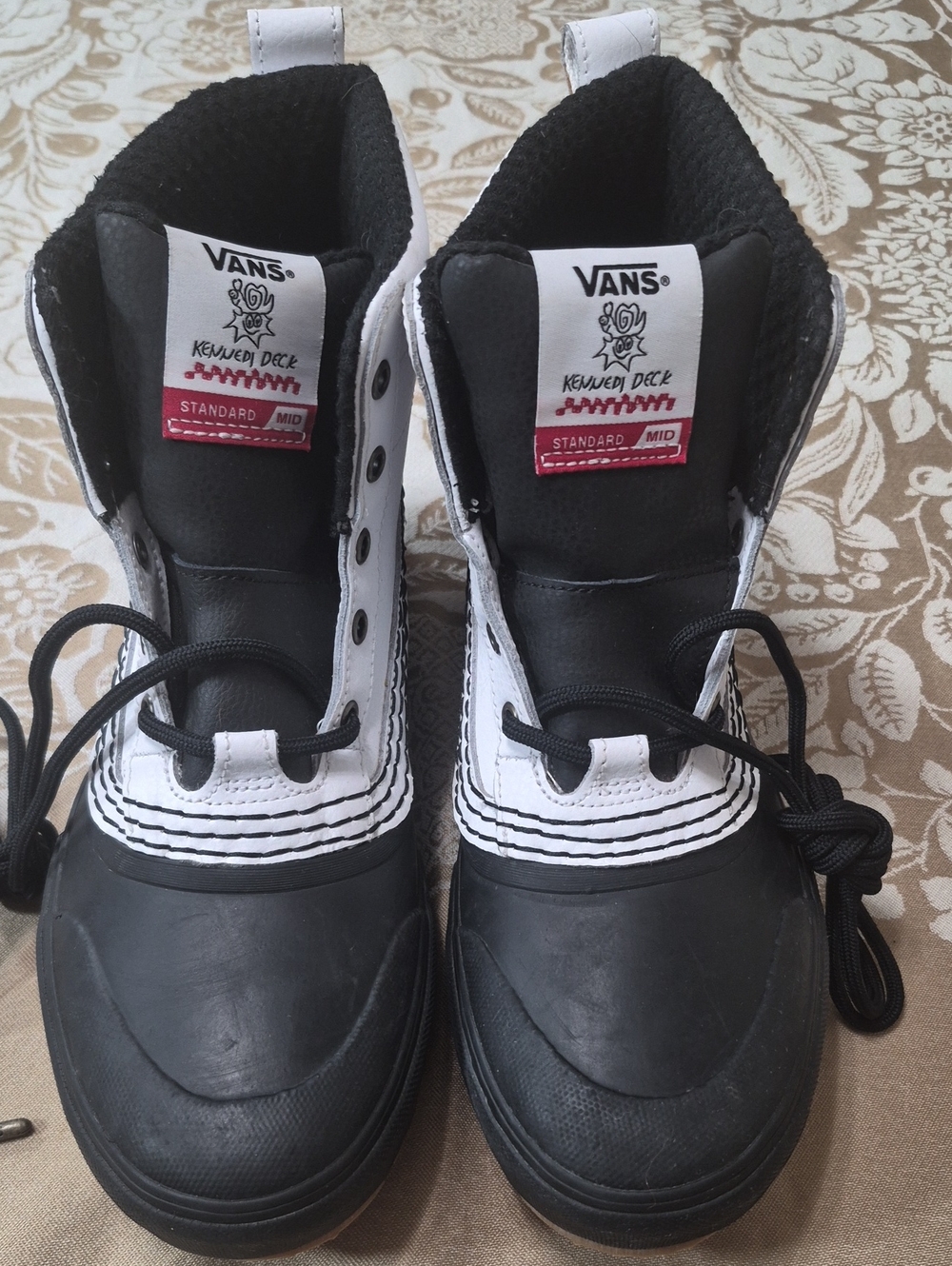 VANS X KENNEDI DECK STANDARD MID SNOW BOOTS. MENS SZ. 9